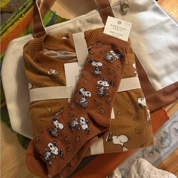 American Eagle Brown Pajama Set with Snoopy Print XXL & socks BNWT - Picture 2 of 2